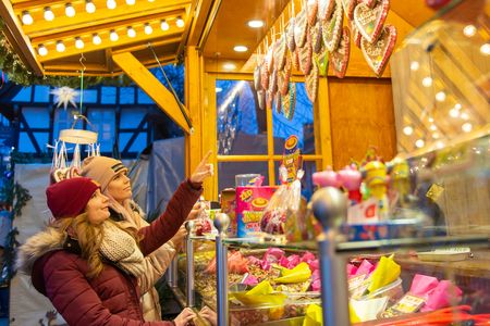 2 Frauen auf dem Weihnachtsmarkt in Bad Essen an einem Stand mit Süßigkeiten