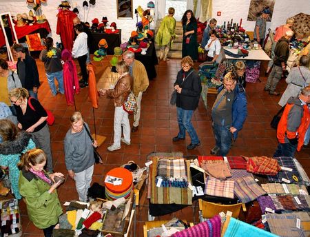 Besucher auf dem Tuchmarkt im Tuchmacher Museum Bramsche