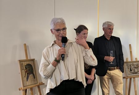 Susanne Winkler, Vorsitzende KURIOS, bei der Eröffnung der Schaufenstergalerie 2026