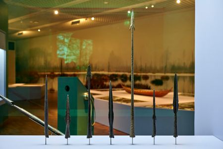 Museumsraum mit verschiedenen Speerspitzen Varusschlacht im Osnabrücker Land