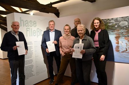 3 Männer und 3 Frauen im Museum, die eine neue Ausstellung hase fließt im Museum im Kloster bewerben.