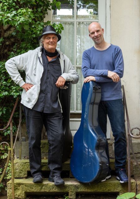 Zwei Musiker vor einer alten Haustür auf einer Treppe - Peter Kerlin und Jens Kommnick Venner Folkfrühling