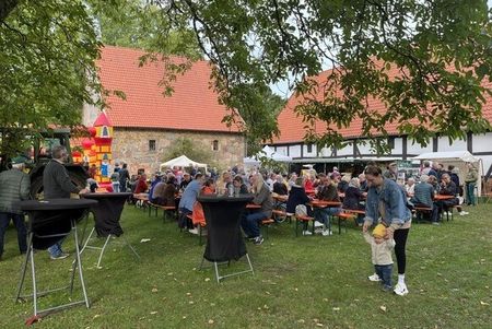 Außengastronomie mit vielen Tischen und Hüpfburg Tuchmacher Museum Schafstag